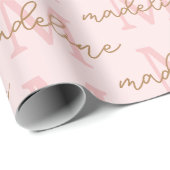 Personalisierter Name des Monogrammes in rosa Geschenkpapier (Rolleneckpunkt)