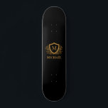 Personalisierter Name des Monogramms Skateboard<br><div class="desc">Schwarz und Gold Personalisiert Stylish Monogram Name. Für weitere Anpassungen klicken Sie bitte auf die Schaltfläche "Anpassen" und verwenden Sie unser Designwerkzeug,  um diese Vorlage zu ändern.</div>