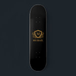 Personalisierter Name des Monogramms Skateboard<br><div class="desc">Schwarz und Gold Personalisiert Stylish Monogram Name. Für weitere Anpassungen klicken Sie bitte auf die Schaltfläche "Anpassen" und verwenden Sie unser Designwerkzeug,  um diese Vorlage zu ändern.</div>