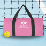 Personalisierter Name des Pickleball-Paddels Duffle Bag<br><div class="desc">Die perfekte Tasche für alle Ihre Ausrüstung - Design-Features überquerten Pickleball Paddles, eine Kugel und 2 Zeilen Text nach Maß. Fügen Sie Ihren Namen, Ihre Monografie, Ihren Teamnamen oder wirklich jeden benutzerdefinierten Text hinzu. Ideal zum Tragen von Paddeln, Kugeln, Snacks, Wasserflaschen, etc. Verändern Sie die Farben einfach, um Ihren Stil...</div>