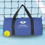Personalisierter Name des Pickleball-Paddels Duffle Bag<br><div class="desc">Die perfekte Tasche für alle Ihre Ausrüstung - Design-Features überquerten Pickleball Paddles, eine Kugel und 2 Zeilen Text nach Maß. Fügen Sie Ihren Namen, Ihre Monografie, Ihren Teamnamen oder wirklich jeden benutzerdefinierten Text hinzu. Ideal zum Tragen von Paddeln, Kugeln, Snacks, Wasserflaschen, etc. Verändern Sie die Farben einfach, um Ihren Stil...</div>