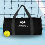 Personalisierter Name des Pickleball-Paddels Duffle Bag<br><div class="desc">Die perfekte Tasche für alle Ihre Ausrüstung - Design-Features überquerten Pickleball Paddles, eine Kugel und 2 Zeilen Text nach Maß. Fügen Sie Ihren Namen, Ihre Monografie, Ihren Teamnamen oder wirklich jeden benutzerdefinierten Text hinzu. Ideal zum Tragen von Paddeln, Kugeln, Snacks, Wasserflaschen, etc. Verändern Sie die Farben einfach, um Ihren Stil...</div>