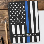 Personalisierter Name des Polizeibeamten Thin Blue iPad Air Hülle<br><div class="desc">Thin Blue Line iPad Cover - Amerikanische Flagge in Polizei Flag Farben, modernes schwarz und blau Design . Personalisieren Sie mit dem Namen der Polizeibeamten. Dieses personalisierte iPad-Cover für Polizeidienststellen und Strafverfolgungsbeamte eignet sich hervorragend. COPYRIGHT © 2020 Judy Burrows, Black Dog Art - Alle Rechte vorbehalten. Polizeibeamter Personalisiert Name Thin...</div>