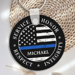 Personalisierter Name des Polizeibeamten Thin Blue Schlüsselanhänger<br><div class="desc">Service Honor Respect Integrität. Personalisierter Thin Blue Line Schlüsselanhänger für Polizeibeamte und Strafverfolgungsbehörden. Personalisieren Sie die Abzeichen-Nummer des Referenten. Dieser personalisierte polizeiliche Schlüsselanhänger eignet sich hervorragend für Abschluss-Geschenke von Polizeiakademien an neu graduierte Beamte oder Polizeikräfte. COPYRIGHT © 2020 Judy Burrows, Black Dog Art - Alle Rechte vorbehalten. Personalisierter Name des...</div>