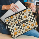 Personalisierter Name des Retro Groovy Daisy Check Laptopschutzhülle<br><div class="desc">Retro Groovy Daisy Checkerboard Personalisierter Name Laptop Sleeve verfügt über ein groovy dunkles Muster auf einem schwarz-weißen Schachbrettmuster Hintergrund mit Ihrem benutzerdefinierten Text oder personalisierten Namen in der Mitte. Perfekt als Geschenk für Familie und Freunde zu Weihnachten,  Geburtstag,  Urlaub,  Muttertag,  Arbeitskollegen und mehr. Erstellt von ©Evco Studio www.zazzle.com/store/evcostudio</div>