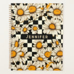 Personalisierter Name des Retro Groovy Daisy Check Planer<br><div class="desc">Retro Groovy Daisy Checkerboard Personalisierter Name Planner zeichnet sich durch ein groovy dunkles Muster auf schwarz-weißem Schachbrettmuster-Hintergrund aus,  in dem Ihr eigener Text oder personalisierter Name in der Mitte steht. Perfekt als Geschenk für Familie und Freunde zu Weihnachten,  Geburtstag,  Urlaub,  Muttertag,  Arbeitskollegen und mehr. Erstellt von ©Evco Studio www.zazzle.com/store/evcostudio</div>