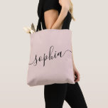 Personalisierter Name des rosa Skriptes Tasche<br><div class="desc">Chic rosa und schwarz personalisiert etikettierte Tasche mit individuellem weißen Namen oder jeder Text für Bräunungsgeschenke, Junggeselinnen-Abschiede, Geburtstagsfavoriten, Mädchen reisen Keepsakes und Abschluss Geschenk für niedliche Uni und Schlafzimmeraufbewahrung. Ideal für Sport- und Hobby-Equipment Lagerung und Transport. Farben und Schriftart können bearbeitet werden, klicken Sie einfach auf "Weitere Anpassung", um den...</div>