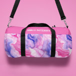 Personalisierter Name des Wasserfarben-Marmormuste Duffle Bag<br><div class="desc">Die Personalisierte Duffle Bag Gym Bag Sporttasche aus wasserfarbenem Marmor bietet ein Aquarellpinken und ein lila Marmormuster. Personalisiert mit deinem Namen. Macht ein großartiges Geschenk für Geburtstag,  Weihnachten,  Feiertage,  Muttertag und zurück zur Schule. Ideal für Sport,  Gymnastik,  Reisen und vieles mehr. Designed by ©2024 Evco Studio www.zazzle.com/store/evcostudio</div>