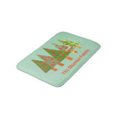 Personalisierter Name des Weihnachtswaldes Badematte (Schrägansicht)