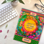 Personalisierter Name Ein Wort Vintag Blumenstreif Planer<br><div class="desc">Hübscher floraler Pink Stripe Anpassbarer One Word Planner - Dieser lustige, inspirierende Planer ist perfekt für jeden, der an der One Word Challenge teilnimmt. Bleibe organisiert, während du dein Wort sichtbar behalte. Fügen Sie Ihren Namen, das Jahr und ein Wort an die Vorderseite dieses Planers. Eine tolle Geschenkidee für Gruppen,...</div>