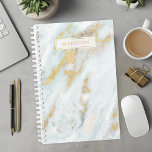Personalisierter Name für Blau- und Goldmarmor Planer<br><div class="desc">Erhöhen Sie Ihre Organisation mit diesem personalisierten Planer aus blauem und goldgelbem Marmor. Dieses elegante und moderne Design verbindet die Eleganz von Marmor mit der praktischen Funktionalität. Das schicke Marmormuster in Blau und Gold verleiht Ihrer täglichen Planung eine Touch von Eleganz. Personalisieren Sie es mit Ihrem Namen für einen wirklich...</div>