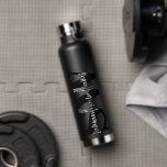 Personalisierter Name für eine Minimalistische Mon Trinkflasche<br><div class="desc">Personalisierte Einfache Schwarzweiß-Minimalistische Monogramm Name Wasser Flasche</div>