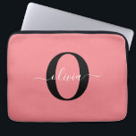 Personalisierter Name für Monogramm-Skripte Schwar Laptopschutzhülle<br><div class="desc">Dieses elegante Monogramm und das stilvolle Script-Namensdesign können als Geschenk für Geburtstag, Hochzeit, Brautparty, Jubiläum, Muttertag oder jeden Anlass gegeben werden. Es kann mit dem Namen und dem Namen der Person personalisiert werden. Sie können den Schriftart, die Farbe des Schriftartes, die Größe des Schriftartes und die Hintergrundfarbe mit dem Design-Tool...</div>
