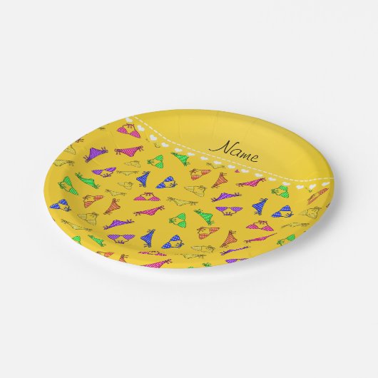 Personalisierter Name Gelbe Regenbogenbikinis Pappteller (Schrägansicht)