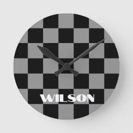 personalisierter Name grau und schwarz kariert  Runde Wanduhr