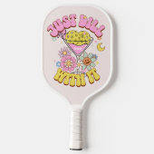 Personalisierter Name Groovy Retro Mama Pickleball Schläger (Rückseite)