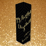 Personalisierter Name Happy Birthday Imitate Gold  Weinbox<br><div class="desc">Erstellen Sie Ihre eigenen, personalisierten, klassischen, schönen eleganten Imitate Gold Typografie / Drehbuch, coole schwarz-graue Schachmuster, Geburtstagswein / Champagner-Geschenkboxen, mit Ihren personalisierten Geburtstagswünsche auf der Vorderseite und Ihre individuelle Note / Nachricht auf der Rückseite. Dieser Weinkasten mit robustem 24 pt. Karton kann die meisten 1, 5 L Wein-, Champagner- und...</div>