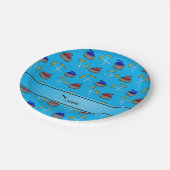 Personalisierter Name Himmelsblau Pappteller (Schrägansicht)