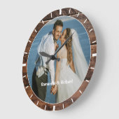 Personalisierter Name Hochzeit Foto Rustikales Dun Große Wanduhr (Winkel)