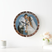 Personalisierter Name Hochzeit Foto Rustikales Dun Große Wanduhr (Zuhause)