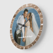 Personalisierter Name Hochzeitsheiz Foto Rustikale Große Wanduhr (Winkel)