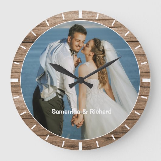 Personalisierter Name Hochzeitsheiz Foto Rustikale Große Wanduhr (Vorderseite)