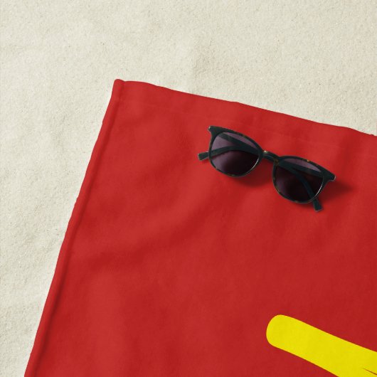 Personalisierter Name im gelben Skript auf Rot Strandtuch (Beispiel)
