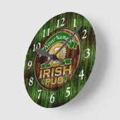 Personalisierter Name Irish Pub Sign St. Patrick's Runde Wanduhr (Winkel)