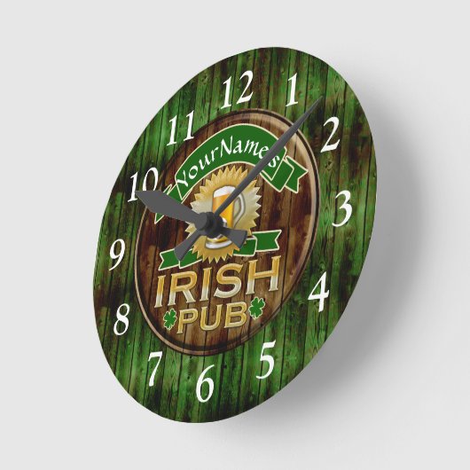 Personalisierter Name Irish Pub Sign St. Patrick's Runde Wanduhr (Winkel)