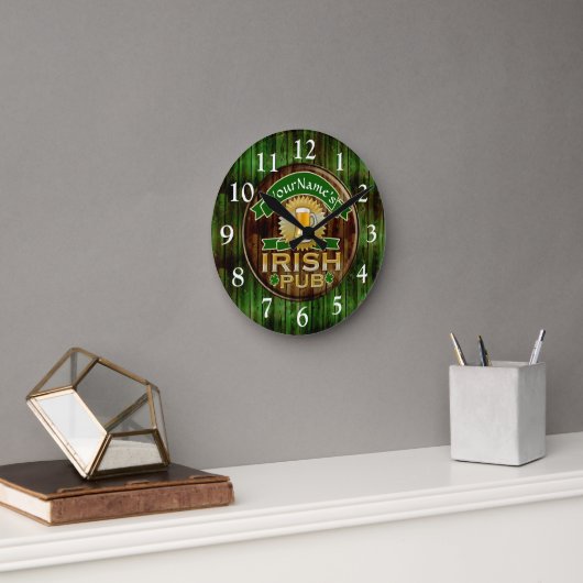 Personalisierter Name Irish Pub Sign St. Patrick's Runde Wanduhr (Büro)