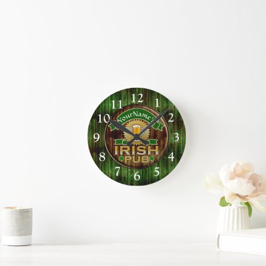 Personalisierter Name Irish Pub Sign St. Patrick's Runde Wanduhr (Zuhause)