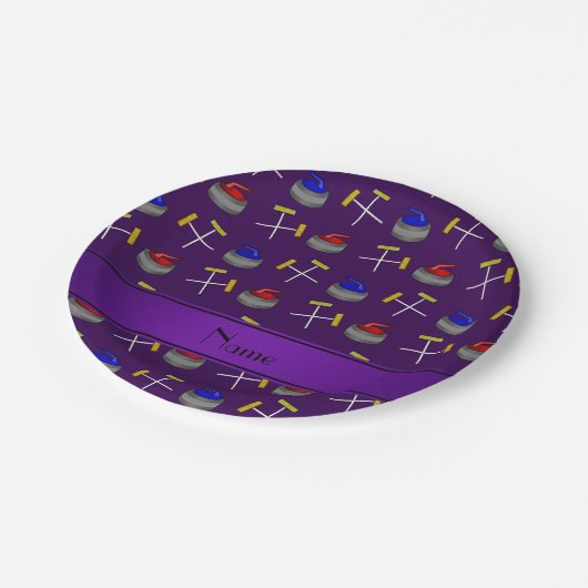 Personalisierter Name lila Curlingmuster Pappteller (Schrägansicht)