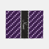 Personalisierter Name lila Schwarz-weiße Polka-Pun Fleecedecke (Vorderseite (Horizontal))