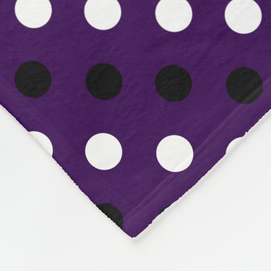 Personalisierter Name lila Schwarz-weiße Polka-Pun Fleecedecke (Ecke)