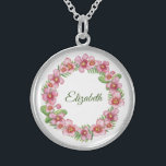 Personalisierter Name Necklace Floral Wreath Sterling Silberkette<br><div class="desc">Persönliche Bezeichnung Necklace. Fügen Sie Ihren eigenen Namen hinzu. Sie können den Schriftart und den Schriftart ändern,  um ihn zu Ihrem eigenen zu machen. Ein großartiges Geschenk für Brautmädchen,  Hochzeitsfeier,  Mutter Schwester's,  Freunde.</div>