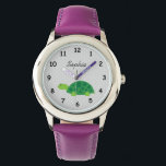 Personalisierter Name niedliche Schildkrötenmädche Armbanduhr<br><div class="desc">Personalisierter Name niedlich Schildkrötenpink Mädchen beobachten. Personalisierbare Armbanduhren für Kinder. Girly Birthday oder Weihnachten Geschenk Idee für Mädchen. Wildtier-Vektordesign. Machen Sie Ihre eigene für Tochter,  Enkelin,  Enkelkind usw. Fügen Sie Ihren eigenen individuelle Name oder Monogramm Kinderbriefe hinzu. Graue Polka weist ein Hintergrundmuster auf. Schrift-Typografie-Vorlage. Sweet Illustration zeichnend.</div>