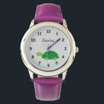 Personalisierter Name niedliche Schildkrötenmädche Armbanduhr<br><div class="desc">Personalisierter Name niedlich Schildkrötenpink Mädchen beobachten. Personalisierbare Armbanduhren für Kinder. Girly Birthday oder Weihnachten Geschenk Idee für Mädchen. Wildtier-Vektordesign. Machen Sie Ihre eigene für Tochter,  Enkelin,  Enkelkind usw. Fügen Sie Ihren eigenen individuelle Name oder Monogramm Kinderbriefe hinzu. Graue Polka weist ein Hintergrundmuster auf. Schrift-Typografie-Vorlage. Sweet Illustration zeichnend.</div>