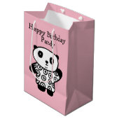 Personalisierter Name Panda Pink Happy Geburtstag Mittlere Geschenktüte (Vorderseite Schrägansicht)