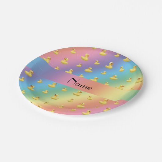 Personalisierter Name Regenbogengummimuster Pappteller (Schrägansicht)