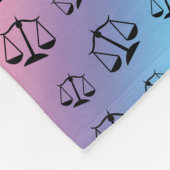Personalisierter Name Regenbogenjustizskala Fleecedecke (Ecke)