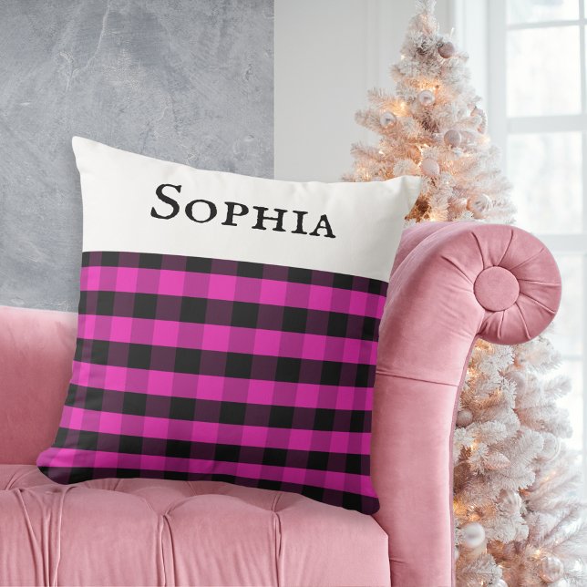 Personalisierter Name Rosa Buffalo Karierter Karo  Kissen (A cushion with buffalo plaid check pattern, in pink and black. Personalize with a name at the top.)