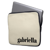 Personalisierter Name Schwarz/Beige: Bold Typograf Laptopschutzhülle (Vorderseite Links)