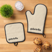 Personalisierter Name Schwarz/Beige: Bold Typograf Ofenhandschuh & Topflappen-Set (Oben Unten)