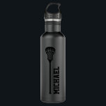 Personalisierter Name Schwarz Edelstahlflasche<br><div class="desc">Personalisierte  Lacrosse-Wasserflasche im Schwarz-Schwarz-Stil mit einem einfachen Lacrosse-Stick-Monogramm und individuelle Name oder Text in einem Retro-Sport-Monogramm-Schriftart. Ein tolles Geschenk für Männer,  Frauen oder Jugendliche Lacrosse Spieler mit einem eleganten und subtilen klassischen sportlichen Look und modernem und minimalem Design zu einem nützlichen Lacrosse Themengeschenk.</div>