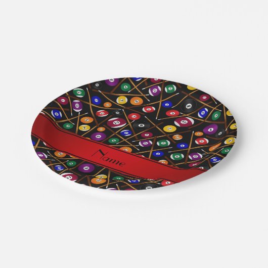Personalisierter Name schwarz farbiges Poolmuster Pappteller (Schrägansicht)