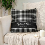 Personalisierter Name Schwarz-weiß Buffalo Karo Kissen<br><div class="desc">Stilvolle Kissenbezüge mit karierten Büffel-kariert-tartan--schwarz-weiß-gestapelt,  personalisiert mit den Namen der Paare und dem Hochzeitstag oder jedem beliebigen Text,  den Sie wählen. Schöne Bauerneinrichtung.</div>