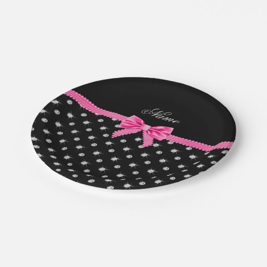 Personalisierter Name schwarze Diamanten rosa Bug Pappteller (Schrägansicht)