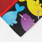 Personalisierter Name Schwarzer Regenbogen Narwale Fleecedecke (Ecke)