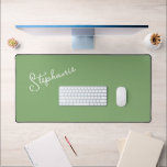 Personalisierter Name Skript Minimalistisch Sage G Schreibtischunterlage<br><div class="desc">Trendy Personalisiert Name Skript Minimalistisch Sage Green Desk Mat. Einfach anpassen,  einfach einen Namen oder einen eigenen Text hinzufügen. Ideal für Zuhause,  Büro,  Wohngestaltung,  Arbeitsplatz,  Kinderzimmer,  zurück zur Uni oder zurück zum Schulgeschenk. Bestelle noch heute!</div>
