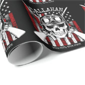 Personalisierter NAME Soldier Skull Duale Guns USA Geschenkpapier (Rolleneckpunkt)